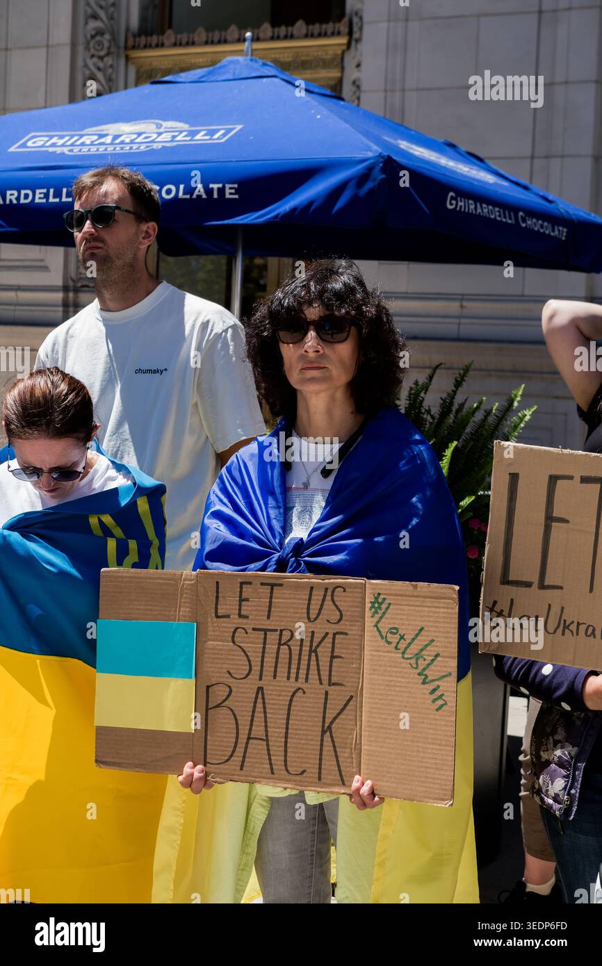 06.30.2024 Chicago, Illinois, Stati Uniti. La gente si riunisce nel centro della città per mostrare sostegno all'Ucraina. Hanno segnali e bandiere mentre invocano azioni contro Foto Stock
