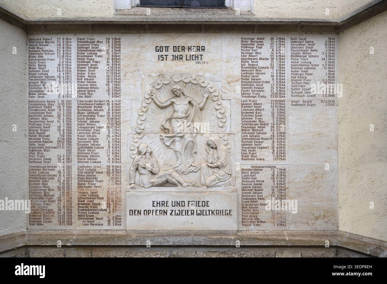 Memoriale di guerra per entrambe le guerre mondiali nella chiesa parrocchiale della Santissima Trinità, Koesslarn, Marktplatz 35, bassa Baviera, Germania Foto Stock