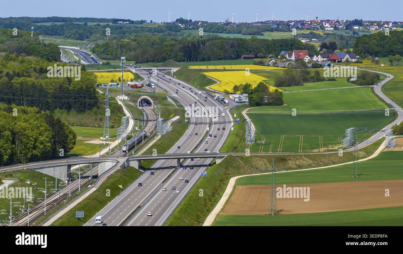 Autostrada A8 vicino a Merklingen nel Giura Svevo in primavera. La nuova linea ad alta velocità da Stoccarda a Ulm corre parallela alla strada. A destra, il Foto Stock