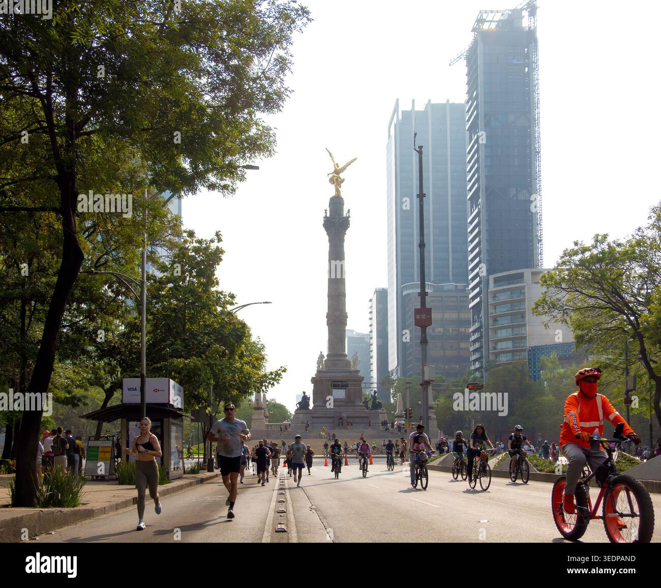 Persone che si godono una domenica senza auto su Paseo de la Reforma Avenue, città del Messico, Messico Foto Stock