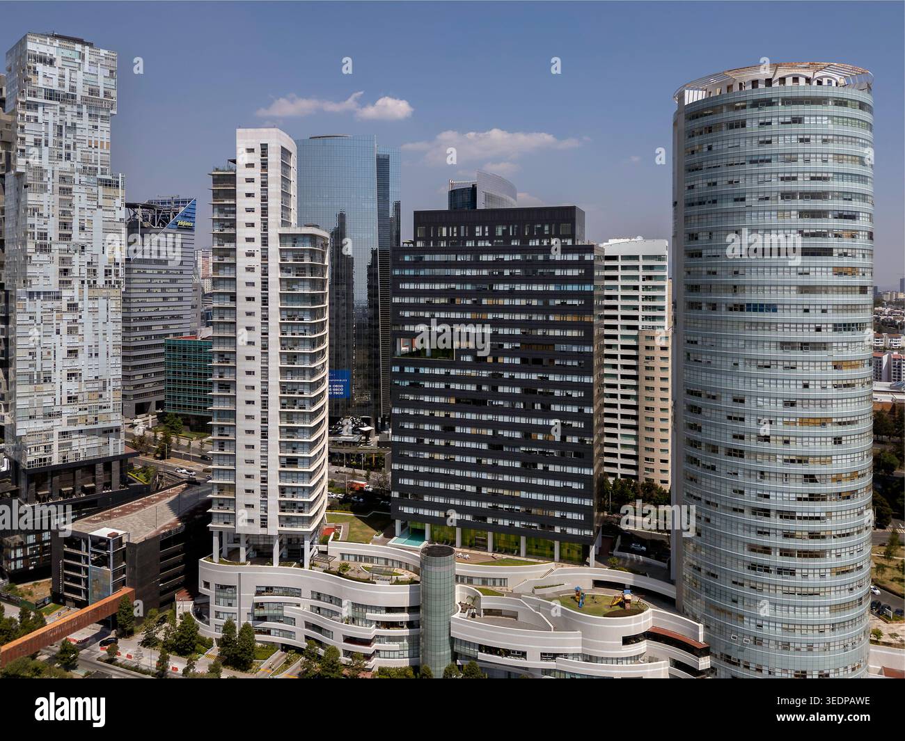 Alti e moderni edifici che si affacciano su Parque la Mexicana nel quartiere di Santa Fe, città del Messico, Messico Foto Stock