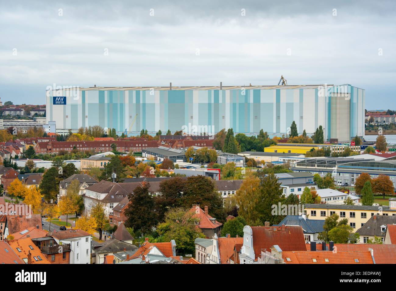 L'imponente sala di costruzione navale del cantiere TKMS Thyssenkrup Marine Systems del porto di Wismar, nella Germania settentrionale, può contenere una fregata navale Foto Stock
