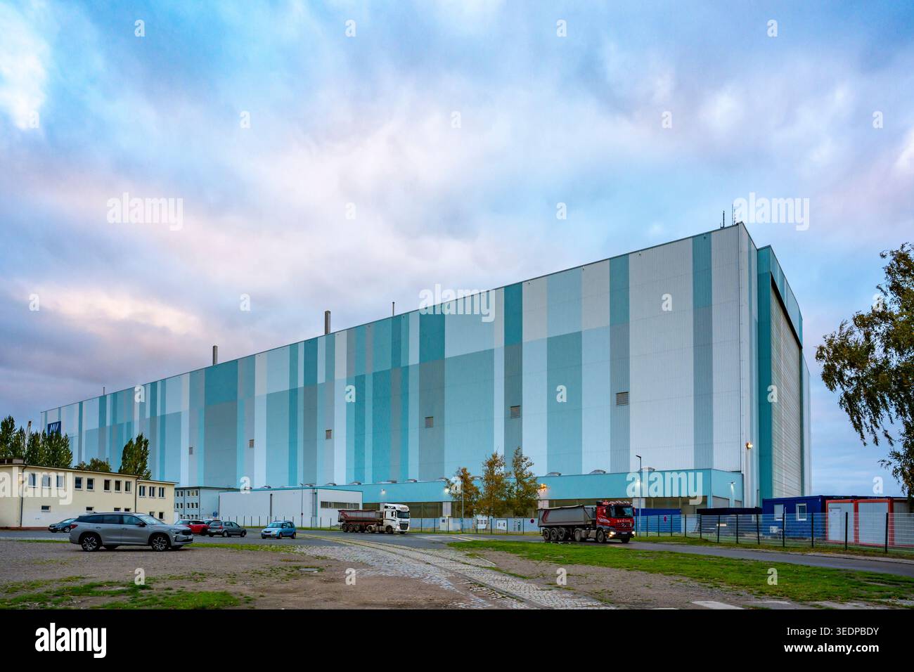 L'imponente sala di costruzione navale del cantiere TKMS Thyssenkrup Marine Systems del porto di Wismar, nella Germania settentrionale, può contenere una fregata navale Foto Stock