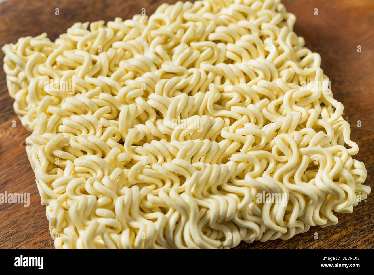 Tagliatelle di ramen secco giapponesi biologiche pronte per la cottura Foto Stock