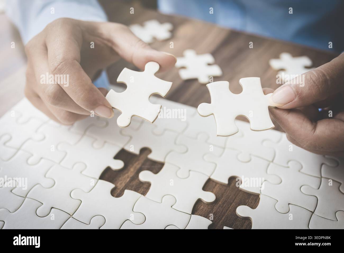 Completare i puzzle con l'ultimo pezzo. Soluzioni strategiche per il successo aziendale e concetto di sfida per la risoluzione dei problemi. Foto Stock