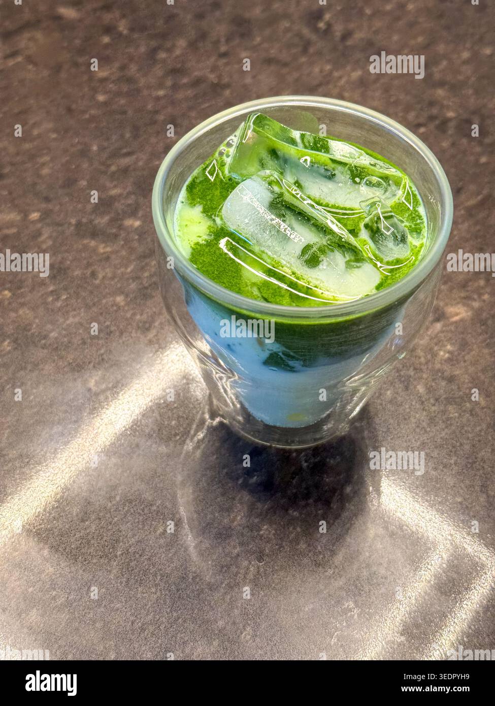 Latte Matcha freddo. Concetto di bevanda benessere. Foto Stock