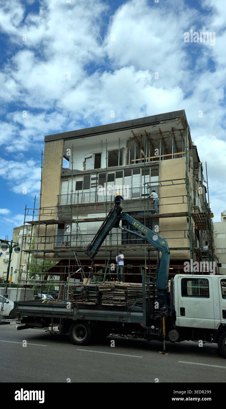 Un edificio danneggiato da detriti anti-missili a Ramat Gan, Israele. Foto Stock