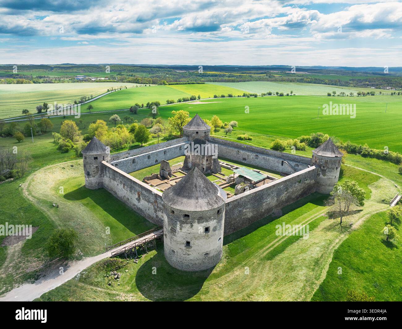Vista aerea di Bzovik, chiesa fortificata del monastero di Bozok nella Slovacchia meridionale con quattro torri tonde e ponte. Foto Stock