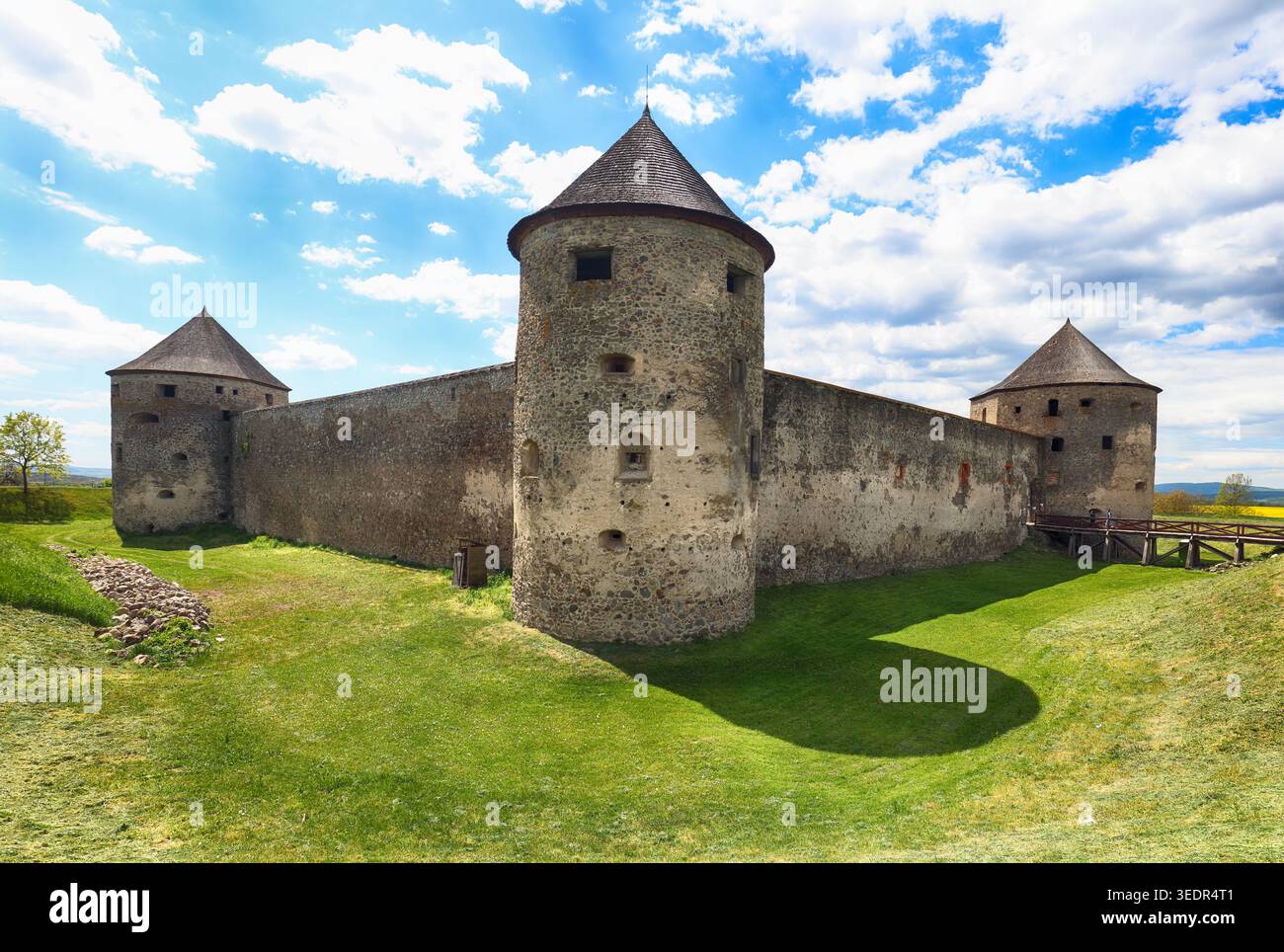 Bzovik, chiesa fortificata del monastero di Bozok nella Slovacchia meridionale con quattro torri di cannoni rotonde e ponte. Foto Stock
