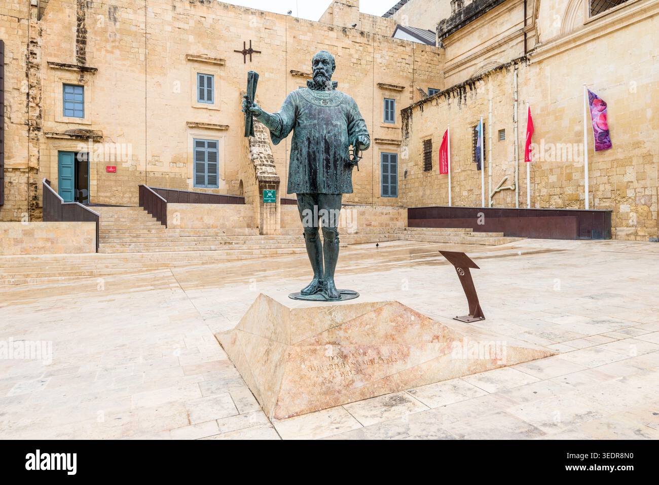 La Valletta, Malta - 15 maggio 2025: La statua onora Jean de Valette, 49° Gran Maestro dell'ordine di Malta e fondatore di la Valletta, in piedi in una Foto Stock