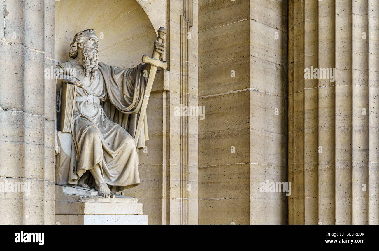 Statua sotto il portico della chiesa di Saint-Sulpice, Parigi, Francia Foto Stock