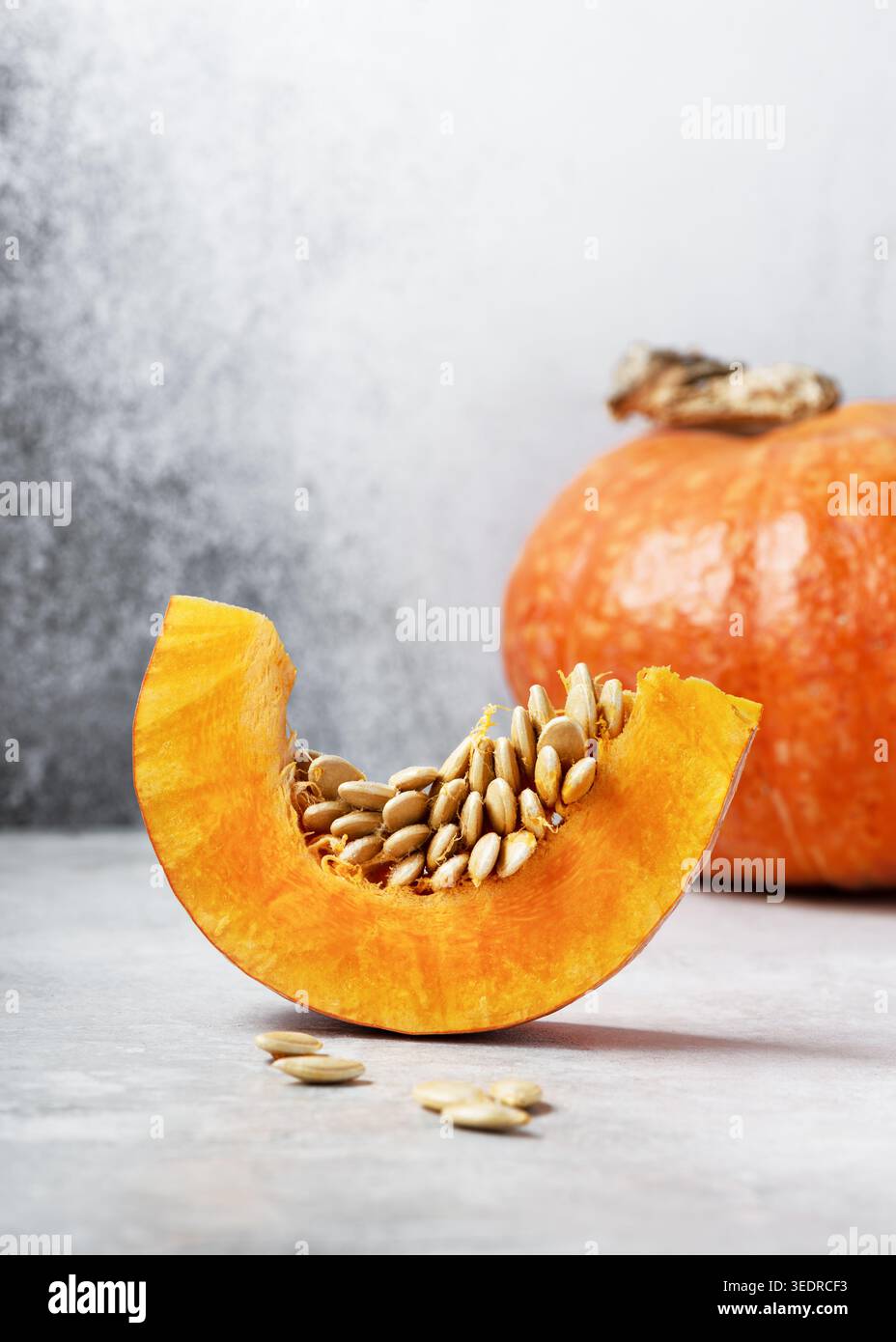 Fetta fresca di zucca "Mooregold" (Cucurbita maxima) con polpa di arancia e semi ricchi. Squash invernale biologico, perfetto per una cucina gourmet Foto Stock