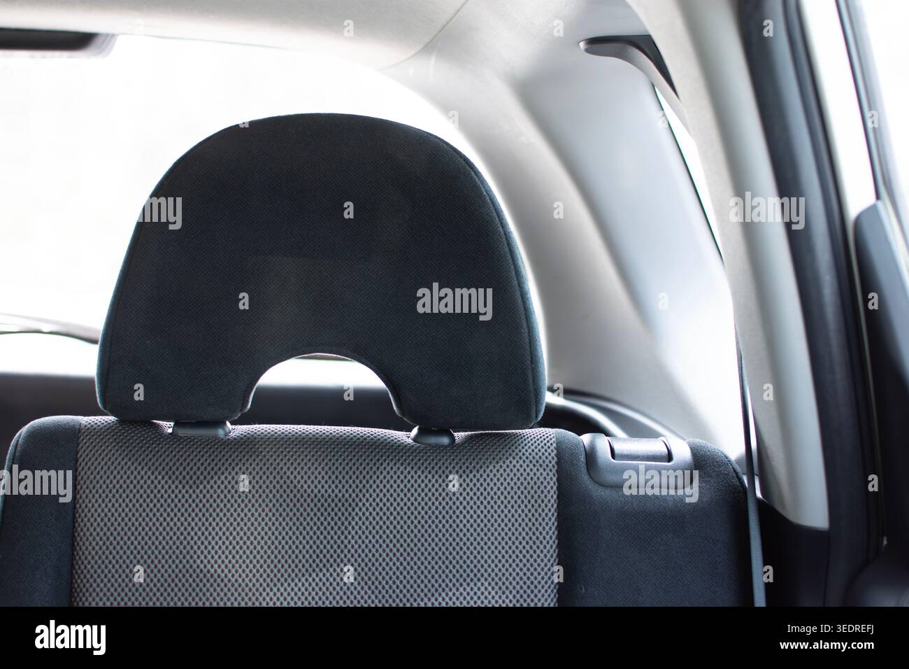 Poggiatesta schienale auto, Un primo piano di un moderno poggiatesta regolabile sul sedile posteriore, incentrato sul comfort automobilistico. Foto Stock