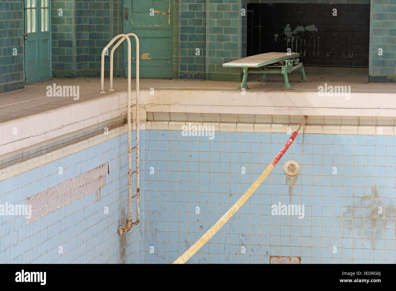 Piscina coperta abbandonata con piscina vuota Foto Stock