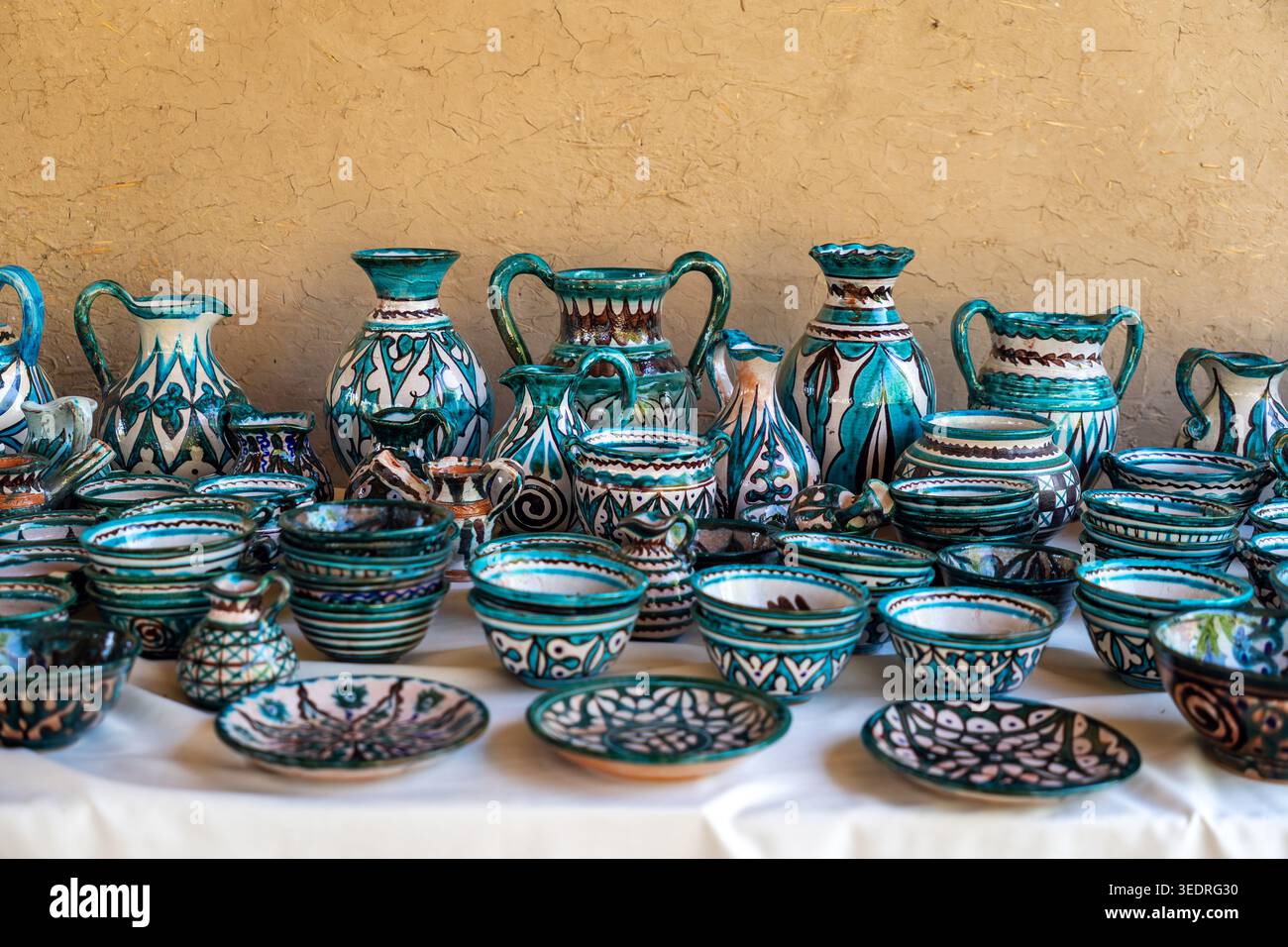 Piatti in ceramica blu in tavola a Samarcanda, Uzbekistan. Artigianato tradizionale in Uzbekistan. Foto Stock
