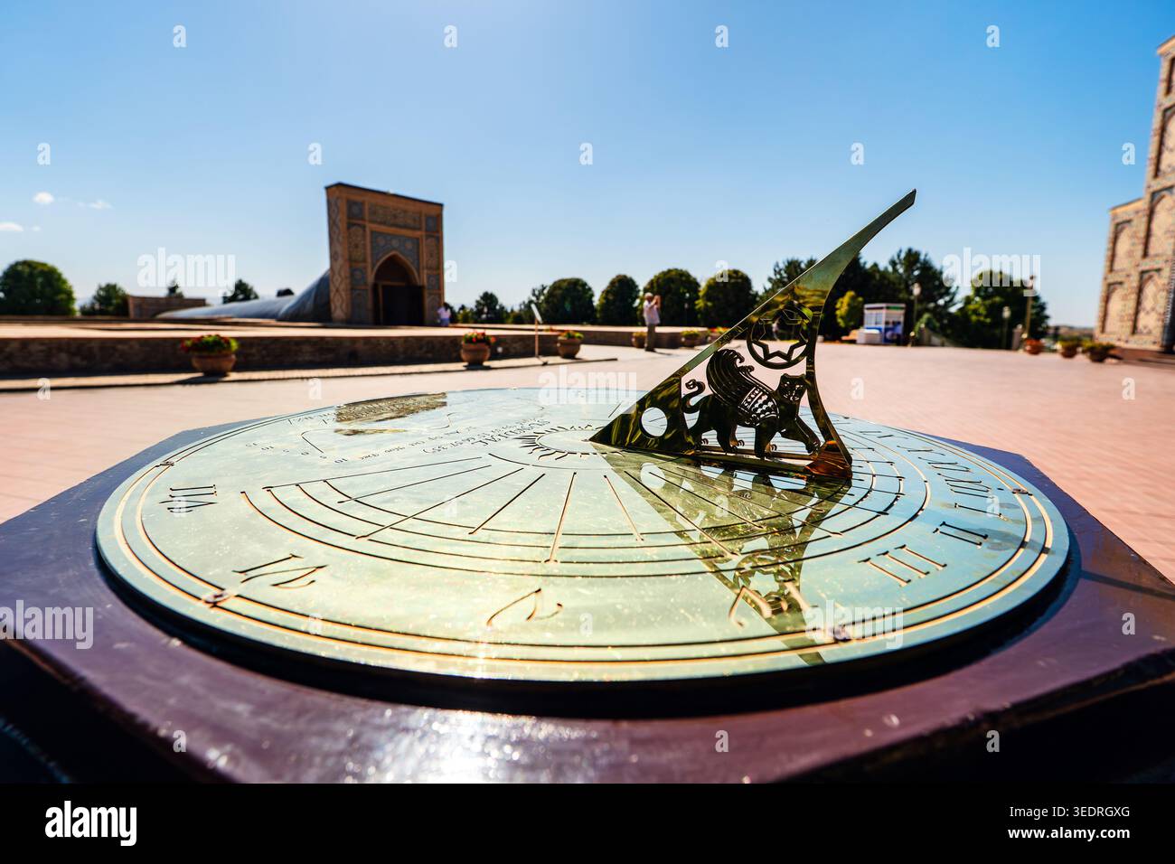 Antica meridiana in pietra presso l'Osservatorio Ulugh Beg a Samarcanda, Uzbekistan, con l'edificio storico che rimane visibile sullo sfondo sotto una cl Foto Stock