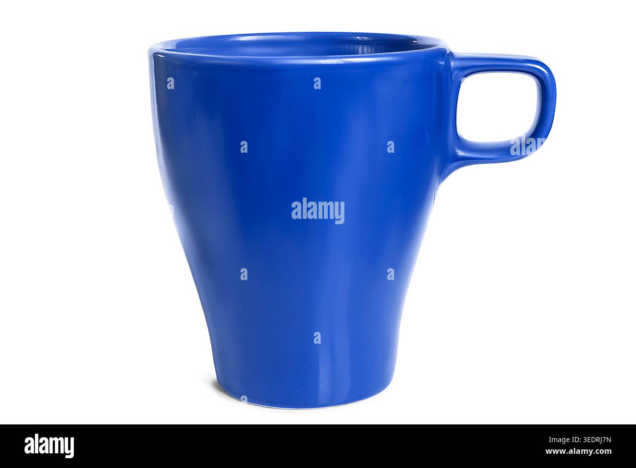 Tazza in ceramica blu isolata su sfondo bianco Foto Stock