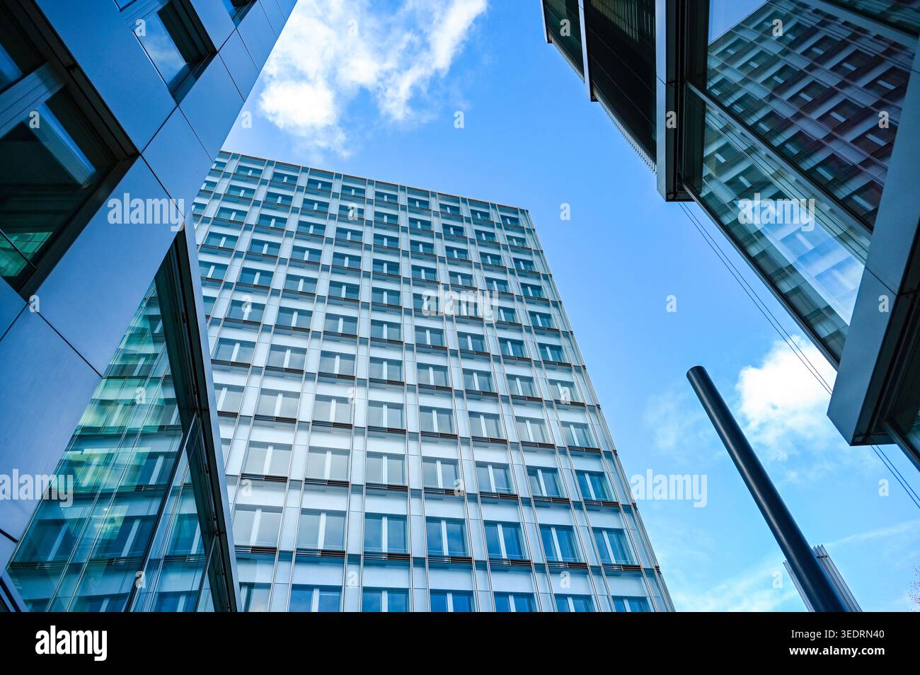 Facciate di edifici di uffici moderni e cielo blu Foto Stock