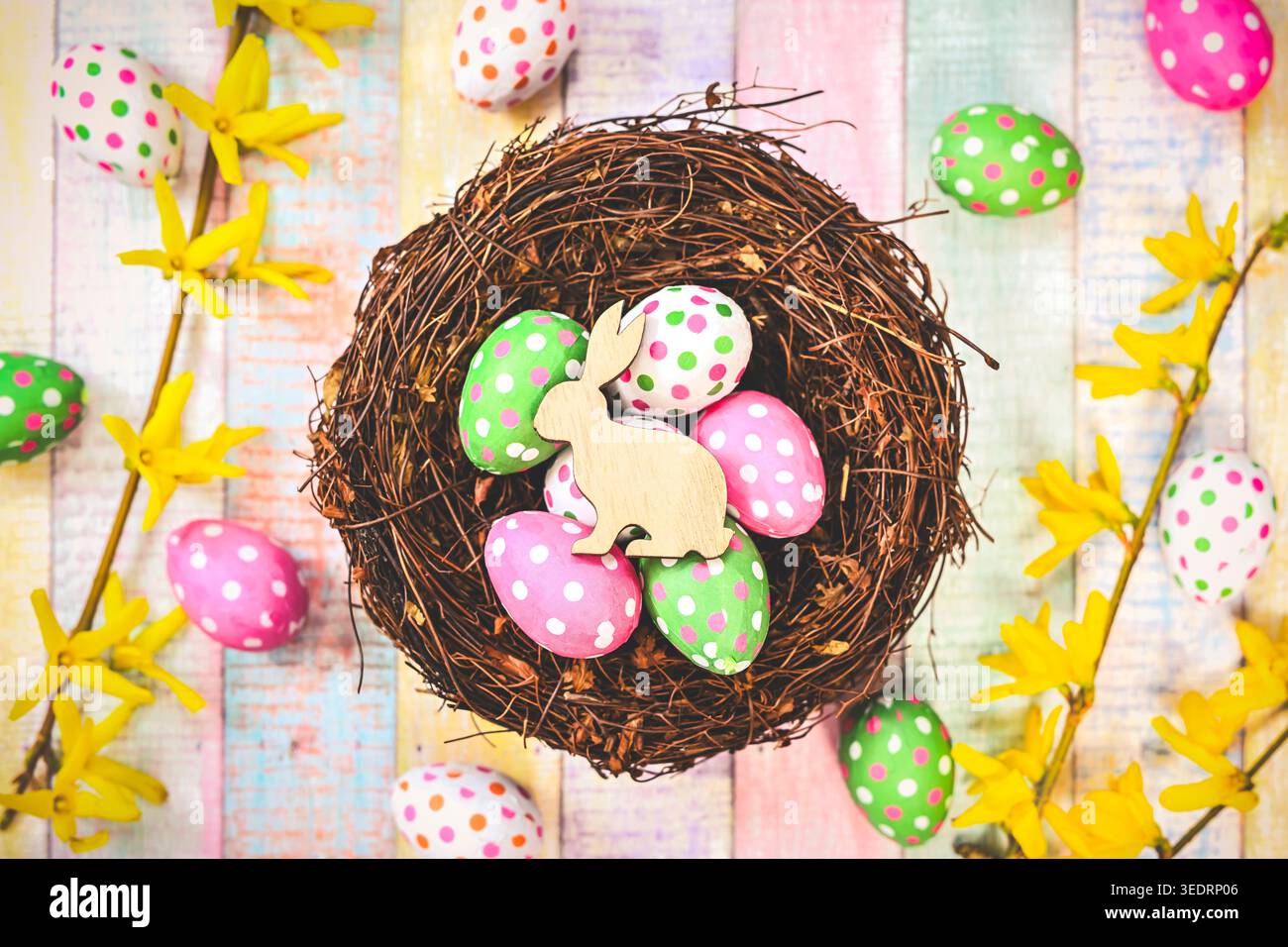 Coniglietto di Pasqua in un nido di Pasqua con uova di Pasqua Foto Stock