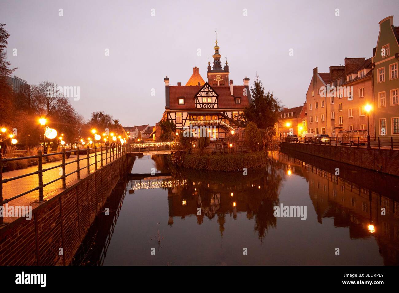 vista serale del canale della radunia dal ponte del pane, dal mulino più a chiottella e dalla chiesa di danzica, polonia Foto Stock
