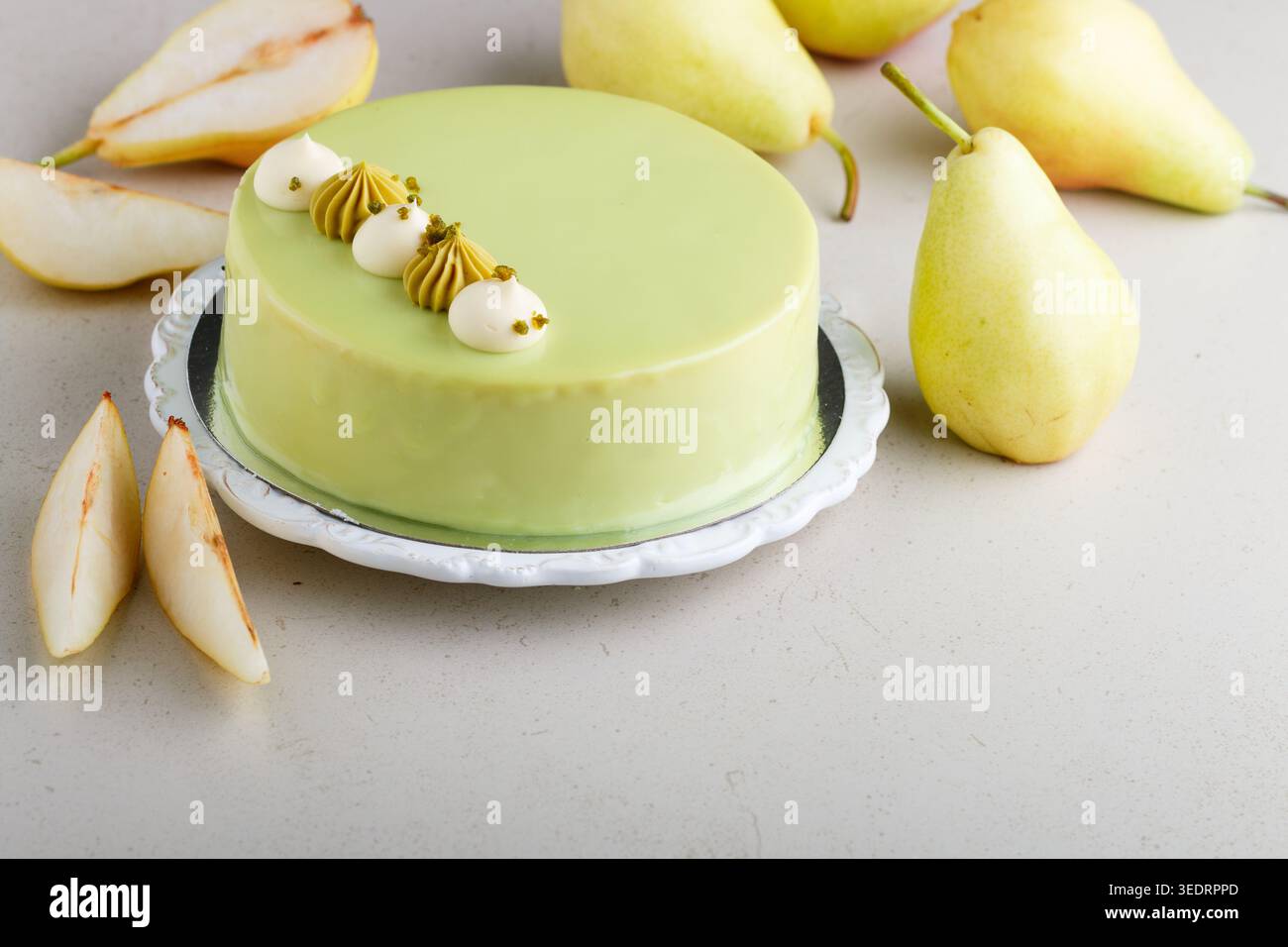 Mousse con pere, cioccolato bianco e meringa. Dessert sano fatto in casa. Un regalo di compleanno. Messa a fuoco selettiva, copia spazio Foto Stock