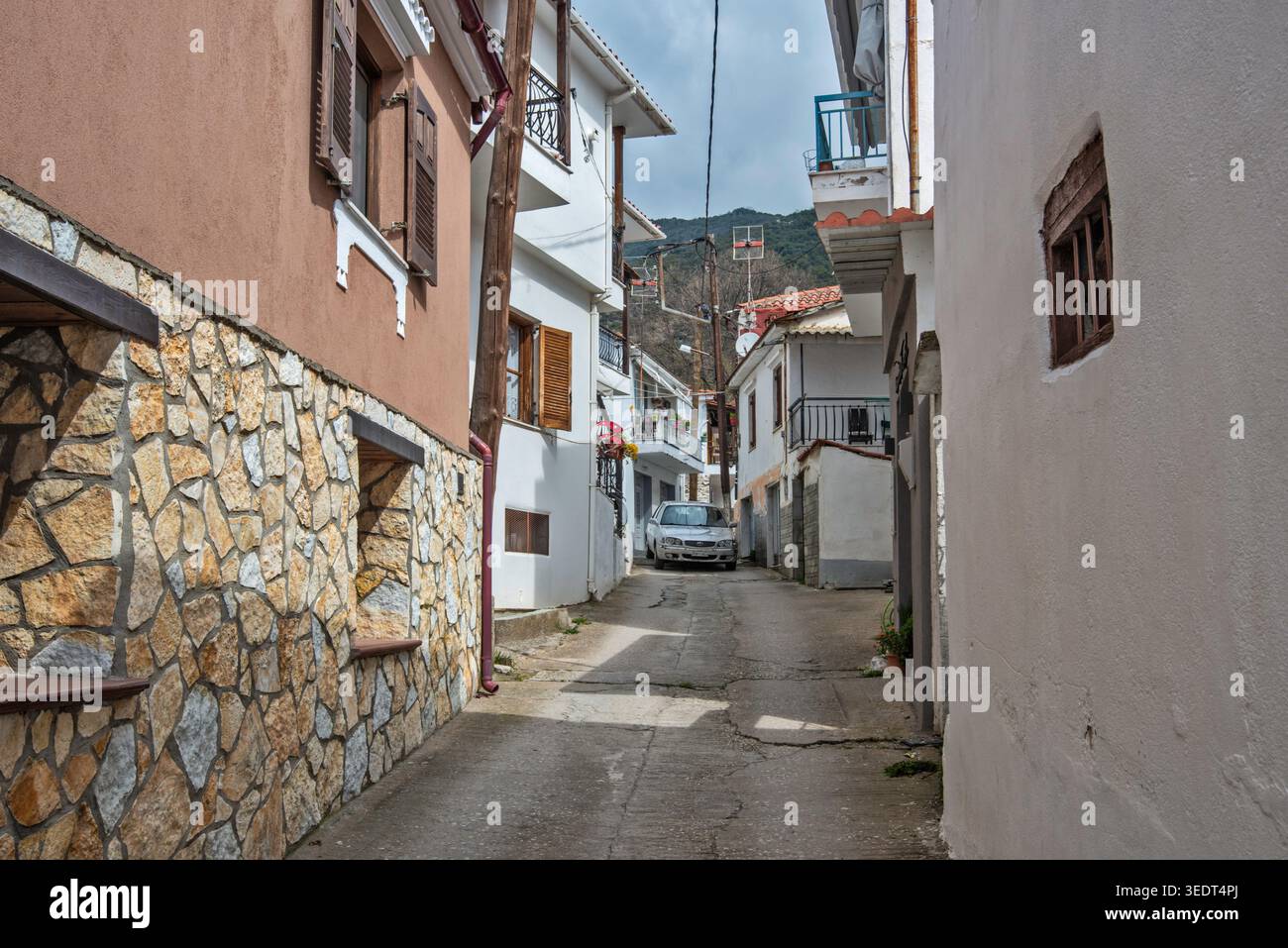 Auto in movimento per strada nel villaggio di Galatista, regione Calcidica, Macedonia centrale, Grecia Foto Stock