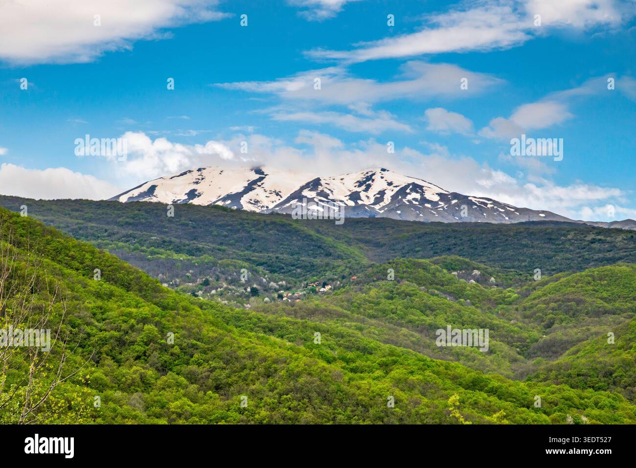 Il massiccio di Falakro, vista in aprile dalla strada vicino al villaggio di Livadero, ai monti Rodopi, all'unità regionale Drama, alla Macedonia orientale e alla Tracia, alla Grecia Foto Stock