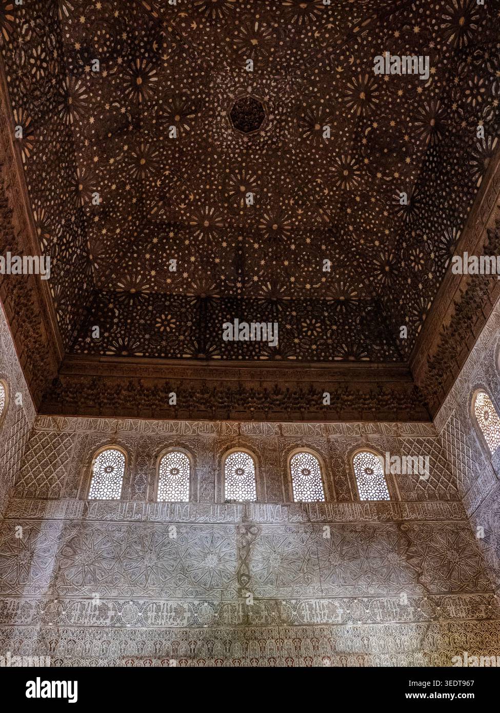 Soffitto decorato in stile moresco e interni in lastra intagliata con motivi geometrici a stella e finestre ad arco, Alhambra, Granada, Spagna Foto Stock