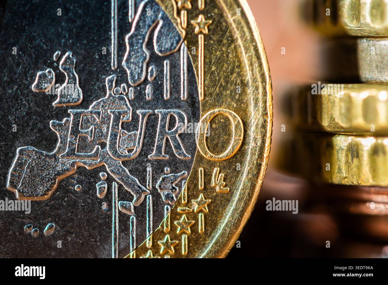 Primo piano estremo di una moneta da 1 euro con scritta Euro Foto Stock