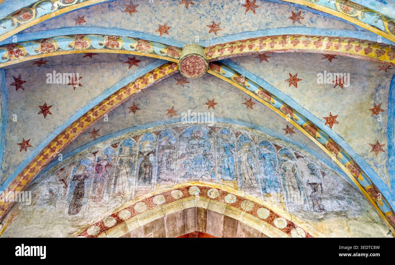 Menzionata già nel IX secolo, la chiesa di San Pietro fu la chiesa cittadina di Bietigheim fino al 1496. Oggi è utilizzata come chiesa cimiteriale. Il murale sopra l'arco del coro nel coro mostra la parabola delle cinque sagge e delle cinque sciocche vergini, Bietigheim, Germania Foto Stock