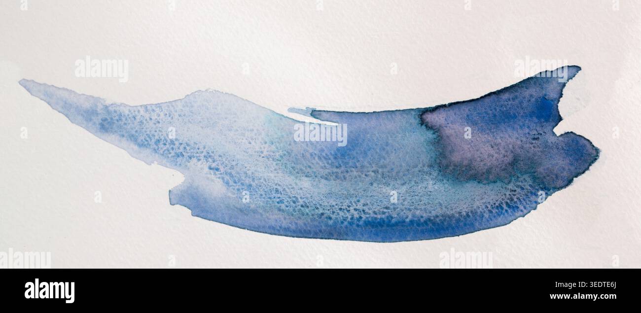 Astrazione acquerello che mostra sfumature di blu su frammenti su sfondo bianco in uno stile semplice Foto Stock
