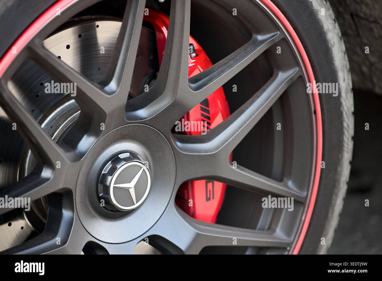 Minsk, Bielorussia - 17 marzo 2026: Ruota anteriore nera opaca su Mercedes-AMG G G 63 Edizione 1 con pinze dei freni e dischi rossi. Foto Stock