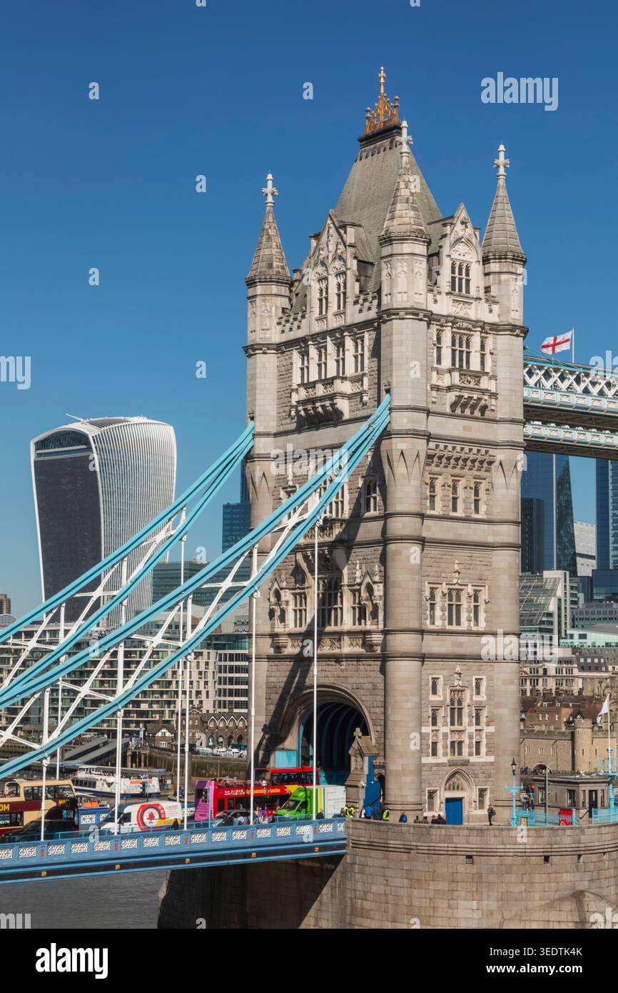 Inghilterra, Londra, il Tower Bridge e la City of London Skyline Foto Stock
