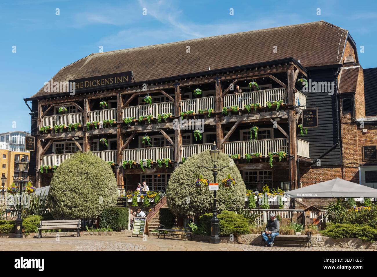 Inghilterra, Londra, Wapping, St Katherine Dock, Dickens Inn Pub Foto Stock