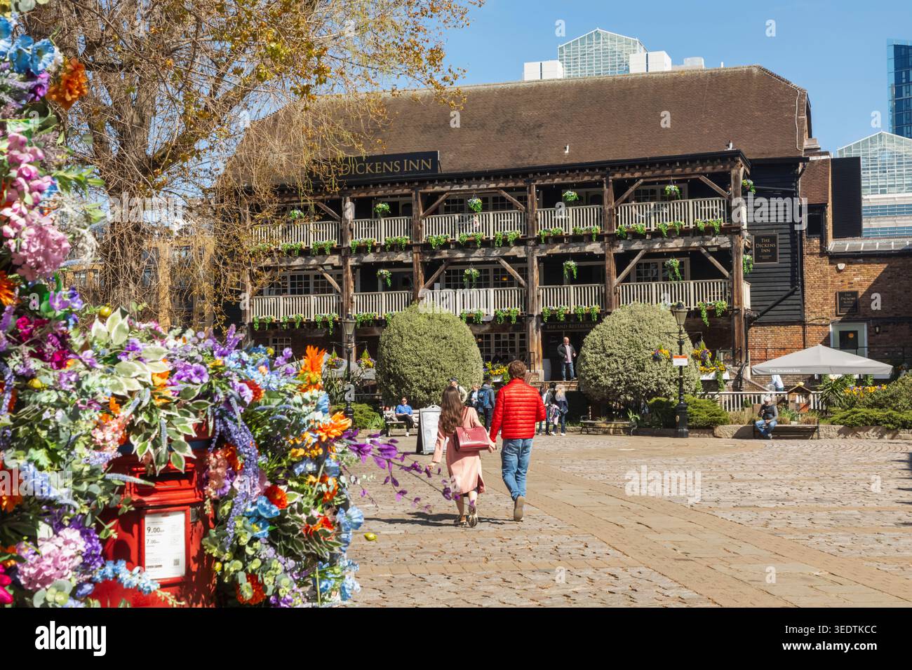 Inghilterra, Londra, Wapping, St Katherine Dock, Dickens Inn Pub Foto Stock