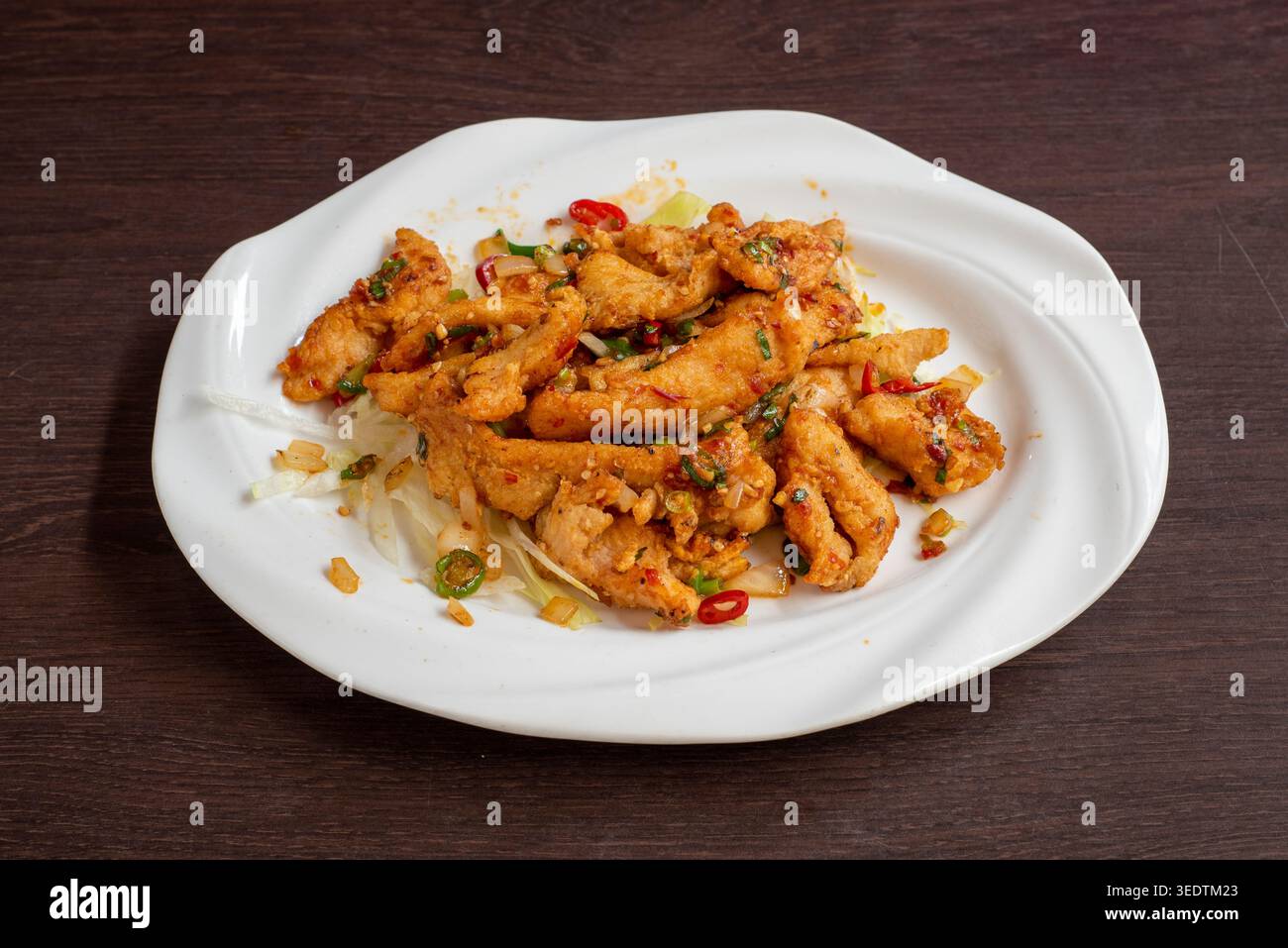 Pollo al sale e pepe con peperoncino e verdure - tipica cucina cinese servita nel Regno Unito Foto Stock