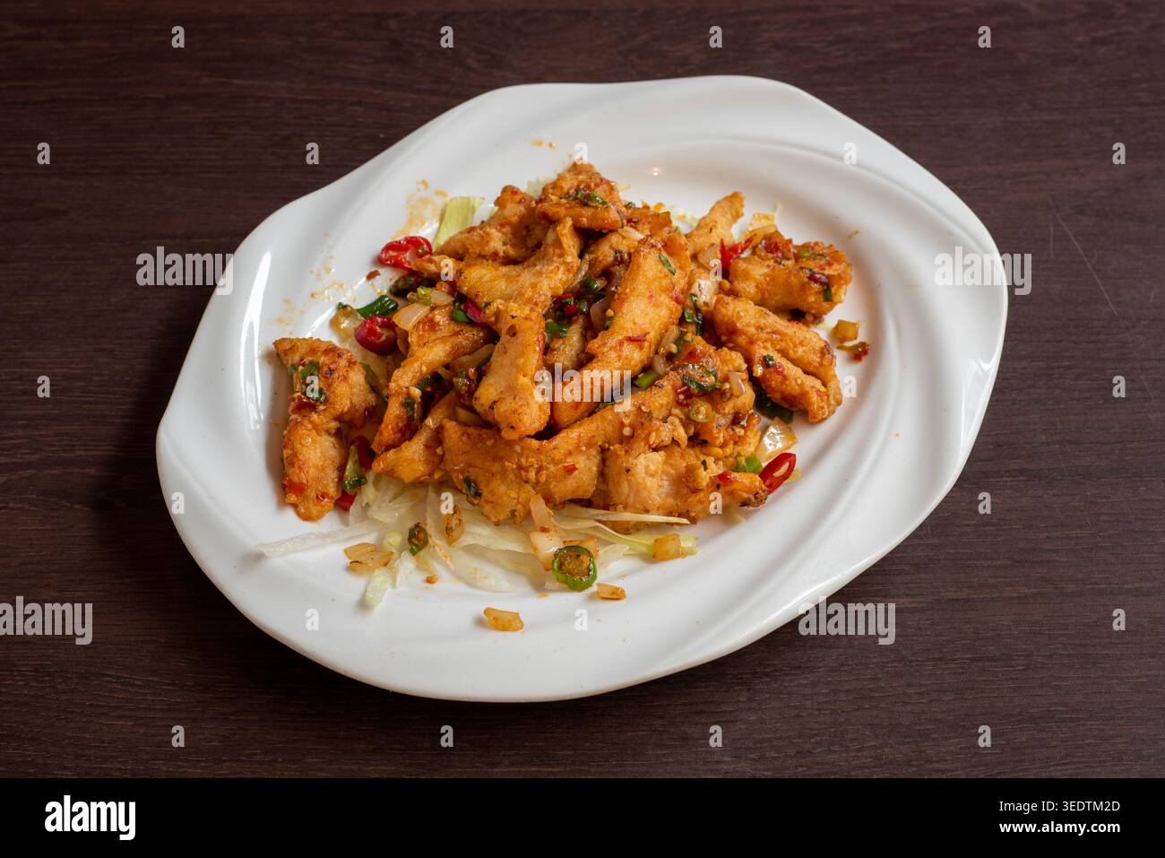 Pollo al sale e pepe con peperoncino e verdure - tipica cucina cinese servita nel Regno Unito Foto Stock