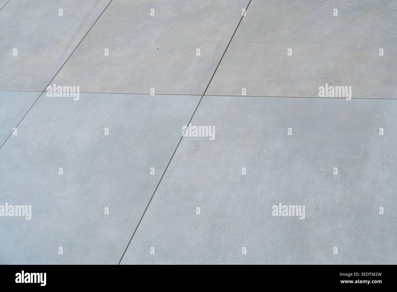 Primo piano di moderne piastrelle grigie che creano un motivo geometrico pulito. Sfondo ideale per l'architettura e i concetti di progettazione. Foto Stock