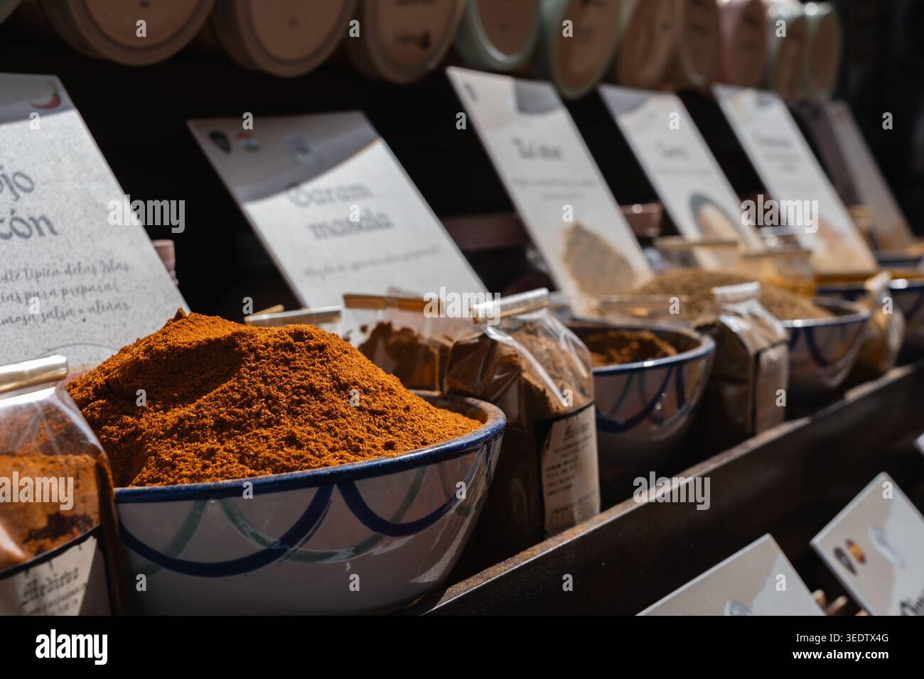 Spezie colorate al Market Bowl Foto Stock
