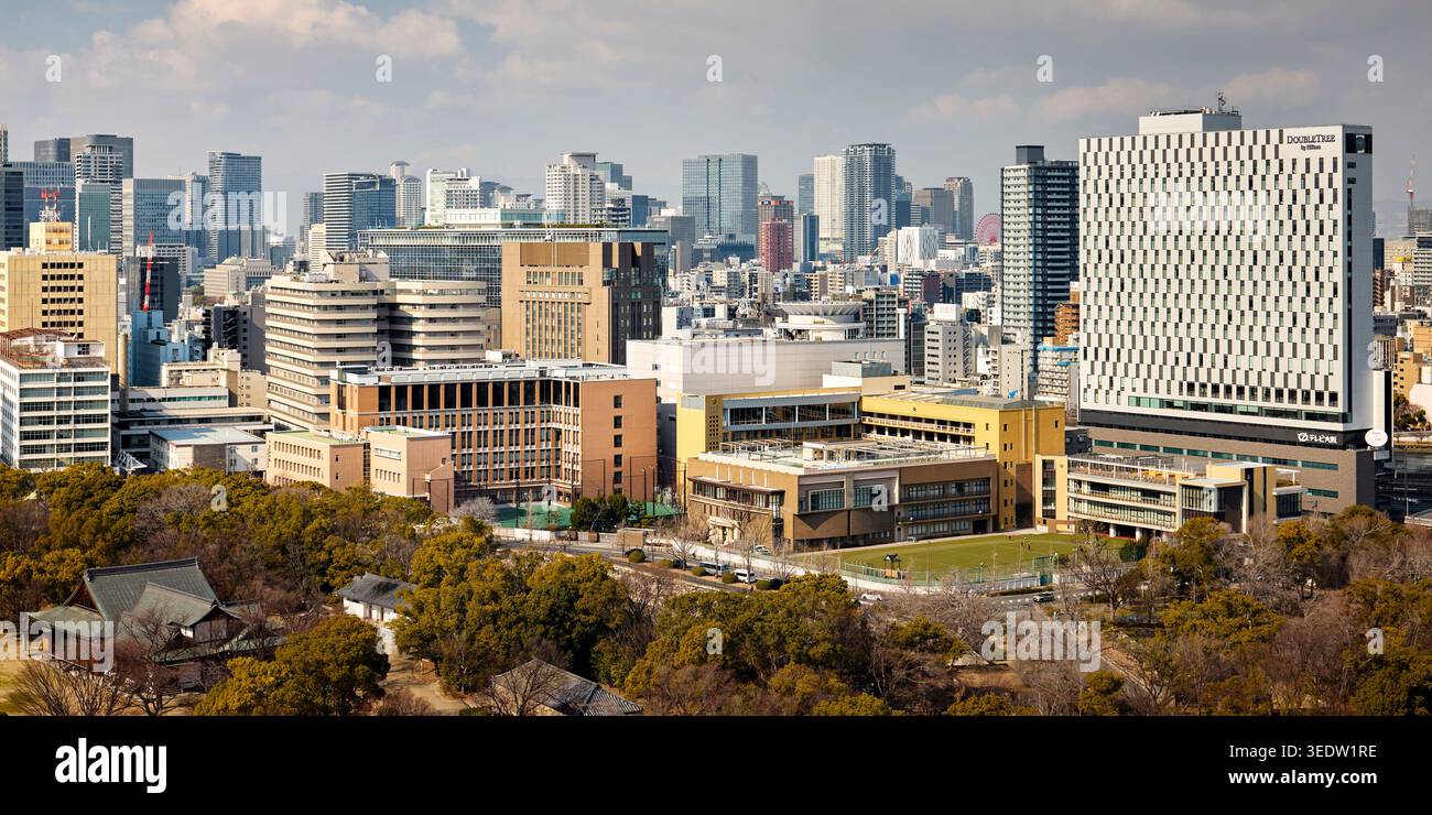 Vista panoramica della città di Osaka dal livello superiore del castello principale di Osaka. Osaka, Giappone. Foto Stock