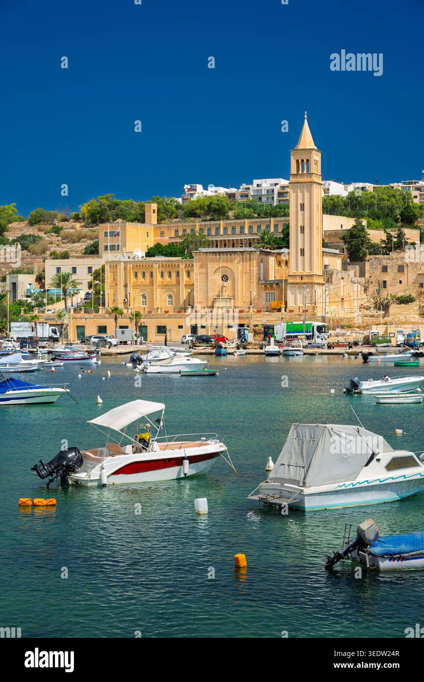 Vista delle barche sulla Marina di Marsaskala in estate con un bel cielo azzurro. Malta. Foto Stock