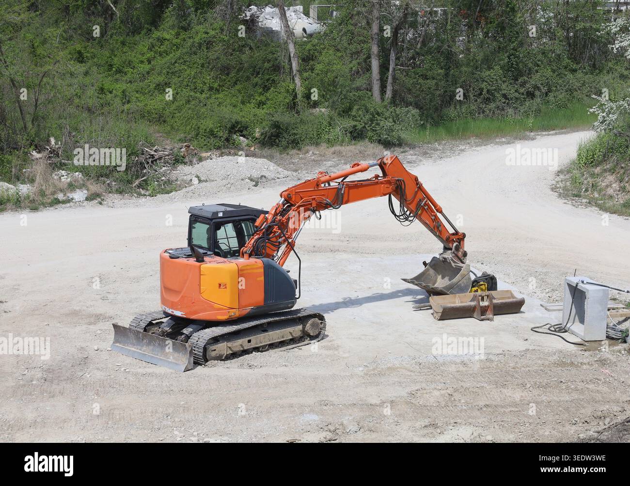 Escavatore su terreno piano all'inizio dei lavori per un'area di sviluppo. Vista dall'alto. Foto Stock