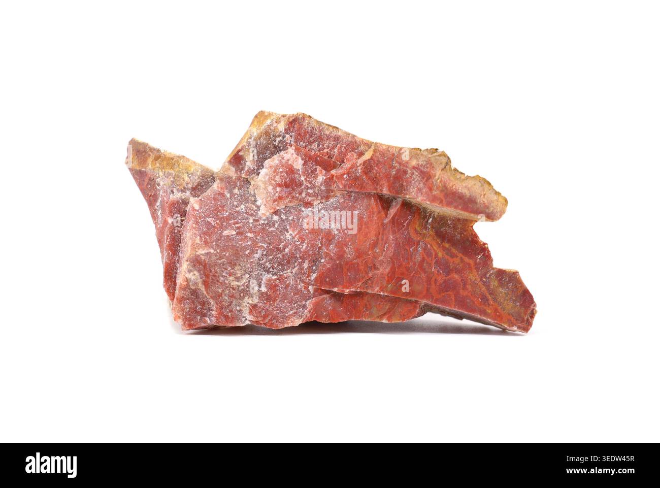 Pietra preziosa jasper rossa cruda su sfondo bianco. Foto Stock