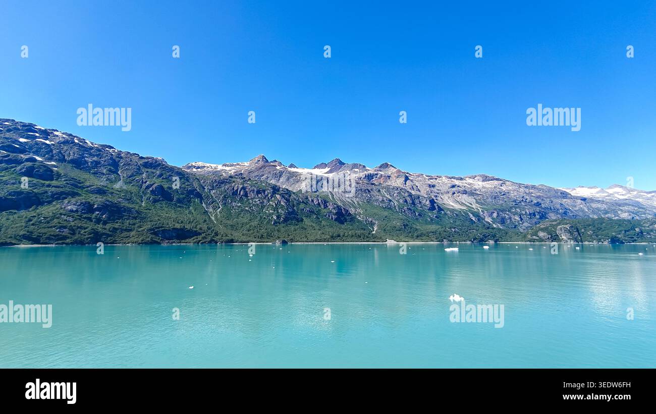 Glacier Bay, Alaska - USA - 4 agosto 2024 - Vista panoramica del Glacier Bay National Park in Alaska con montagne innevate e acque turchesi con ic Foto Stock