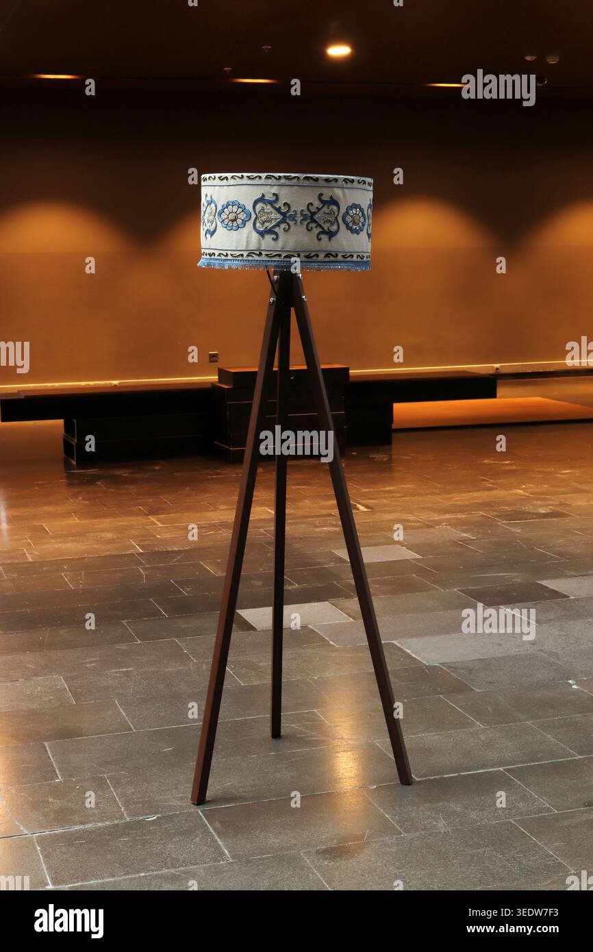 Treppiede per piantana con gambe in legno. Foto Stock