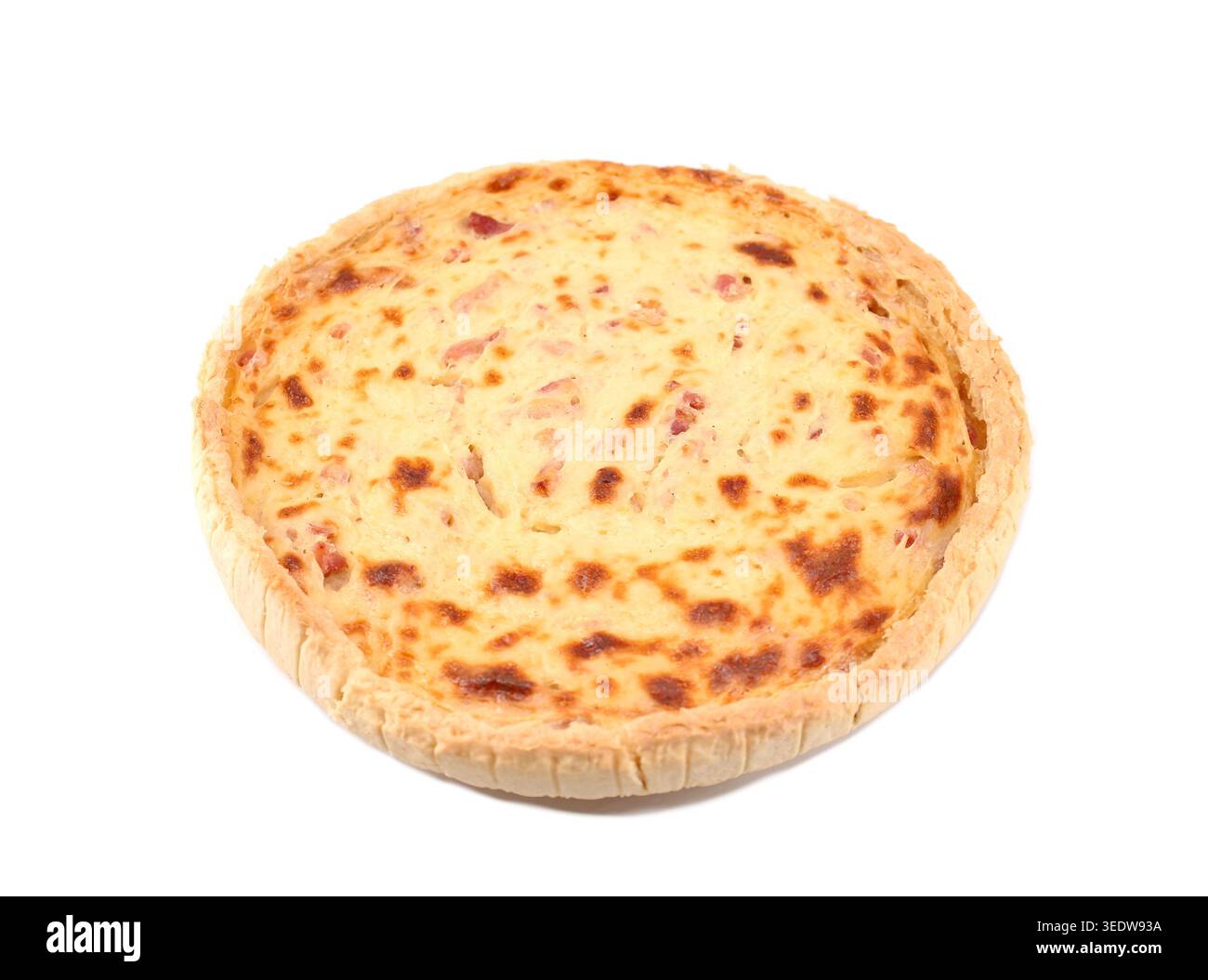 Quiche Lorraine, gustosa crostata francese con un ripieno di panna, uova e pancetta in una cassa di pasticceria. Sfondo bianco, spazio di copia. Foto Stock