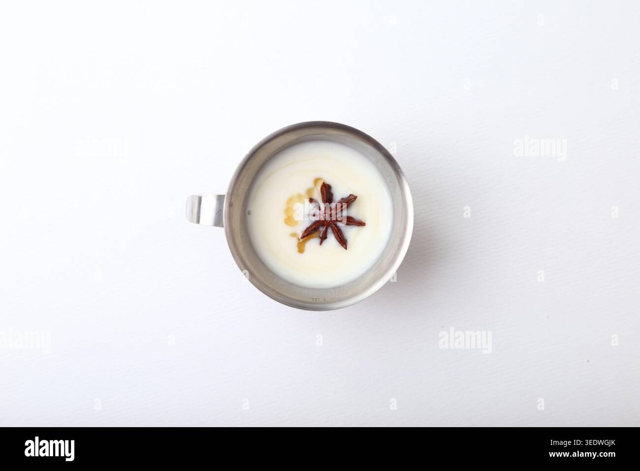 Una collezione minimalista di ricette che utilizzano mini mele, tra cui gelato con cima alla mela, piccole mele rosse fresche, sciroppo di mele e speziato Foto Stock