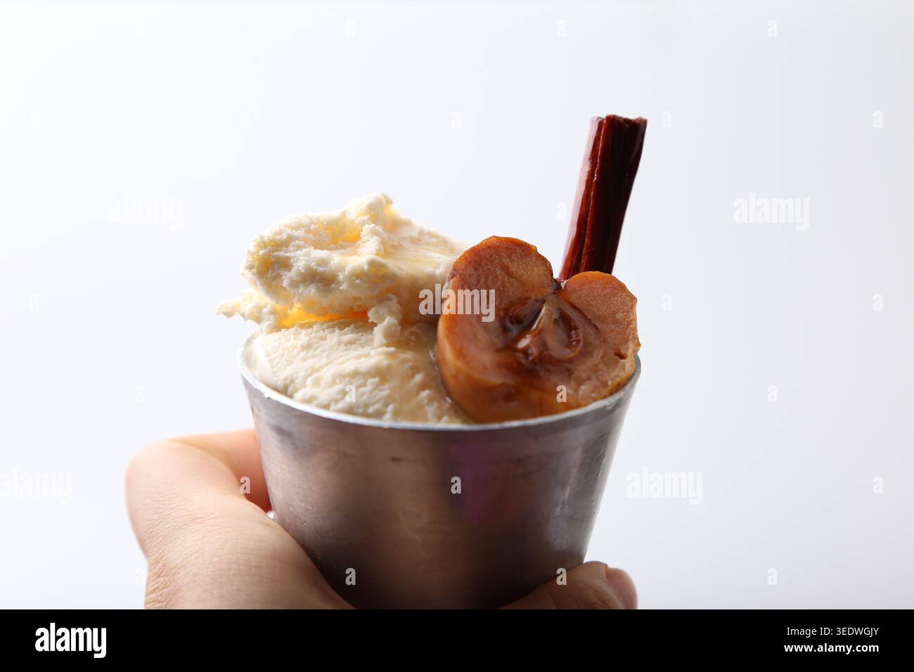 Una collezione minimalista di ricette che utilizzano mini mele, tra cui gelato con cima alla mela, piccole mele rosse fresche, sciroppo di mele e speziato Foto Stock