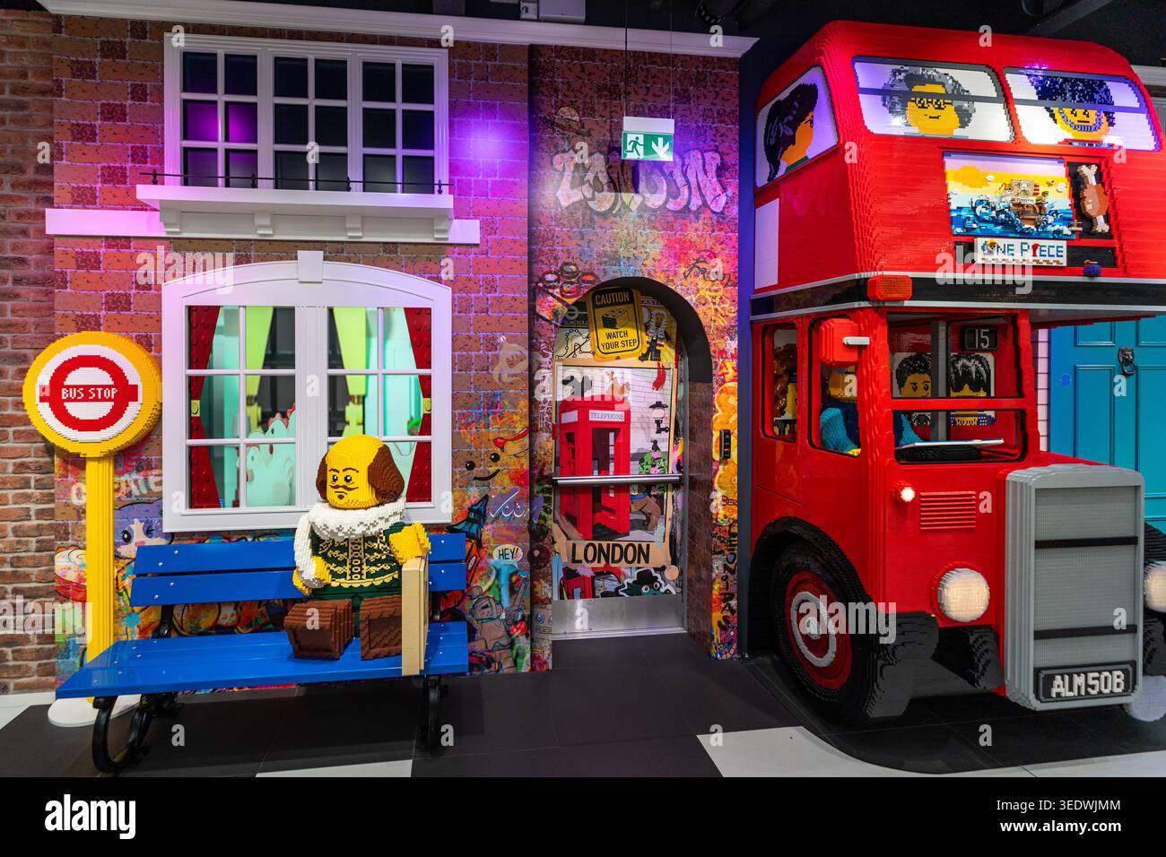 Colorati modelli Lego a Londra con Shakespeare, una fermata dell'autobus e un autobus rosso a due piani Foto Stock