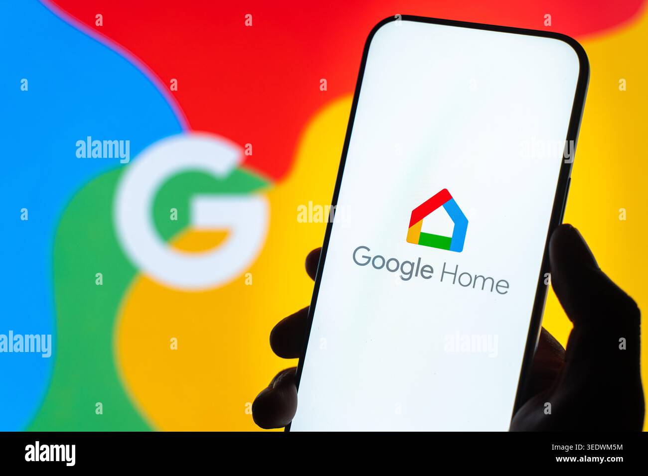 Il logo Google Home viene visualizzato sullo schermo di uno smartphone, a Bangalore, India, il 28 febbraio 2026 Foto Stock